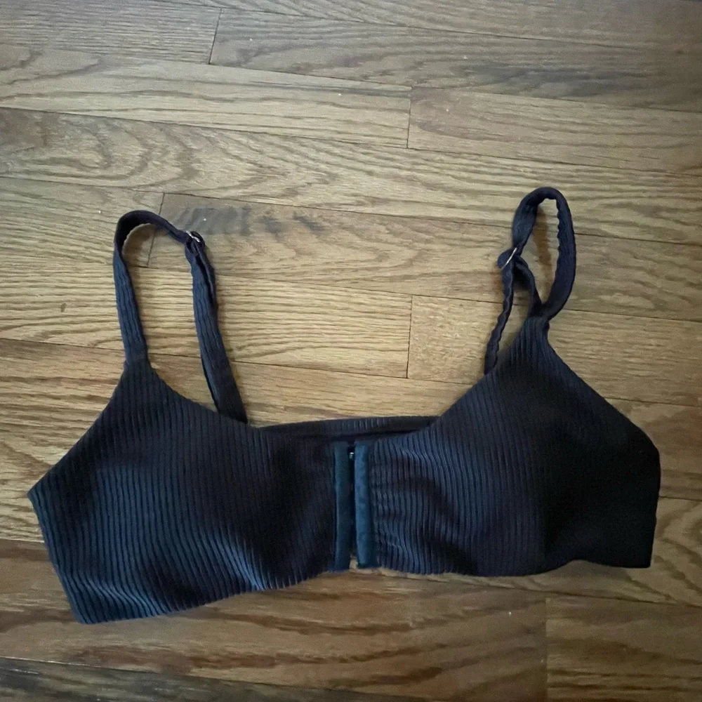 Kirra Black Ribbed Bikini Top Size Small Hooked